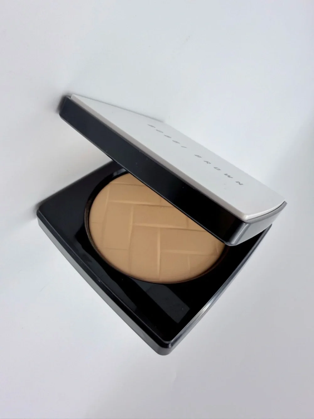 Bobbi Brown Vitamin Enriched Pressed Powder in shade NEUTRAL